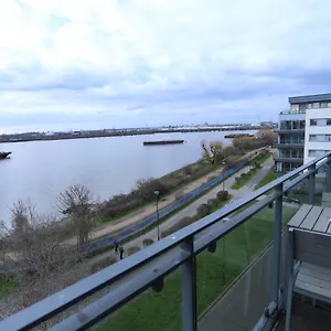 https://lovely-2-bed-2-toilet-hill-house-river-view-apartment.cambridgehotelsuk.com