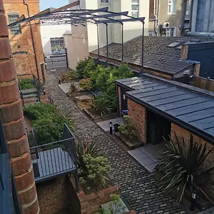 https://axiom-apartment-beautiful-stylish-2-bed.cardiffhotelswales.com
